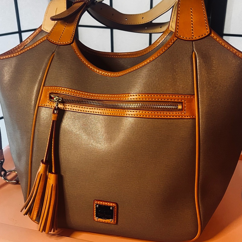 Dooney & Burke Shoulder bag excellent like new condition